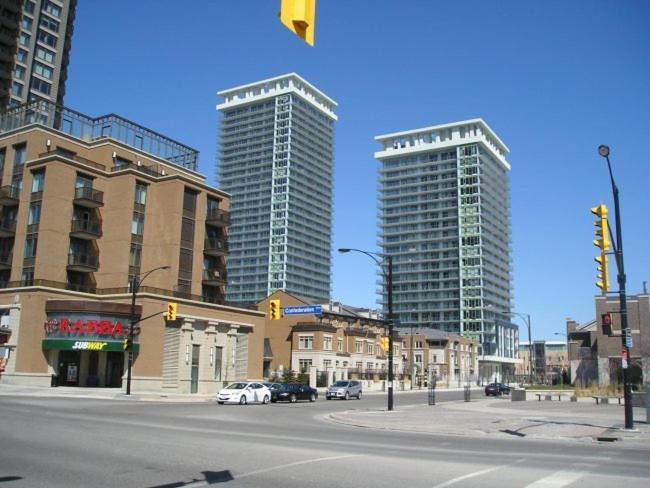 Square One Fully Furnished Suite Mississauga Dış mekan fotoğraf