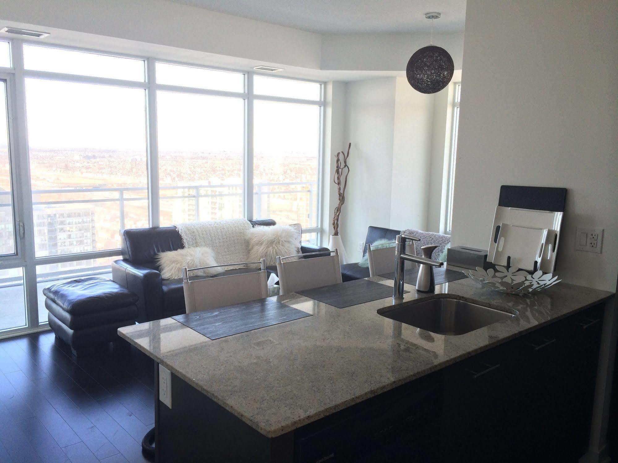 Square One Fully Furnished Suite Mississauga Dış mekan fotoğraf